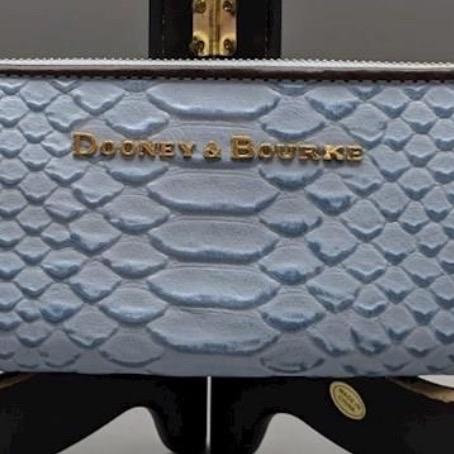 Dooney & Bourke shops croc embossed leather pu