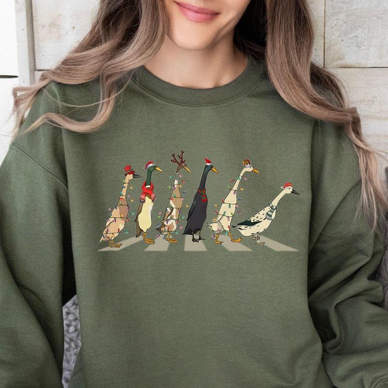 TikTok Shop Christmas Ducks Sweatshirt Duck Christmas Jumper For Women Funny Animals Crewneck Christmas Sweater Farm Lover Gift Retro Xmas Shirt QV